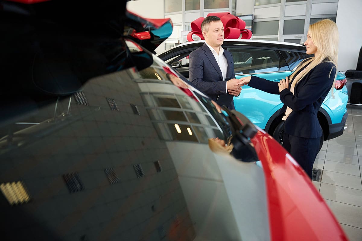 lady shakes hands with a car dealer near the car 2024 03 08 18 18 58 utc